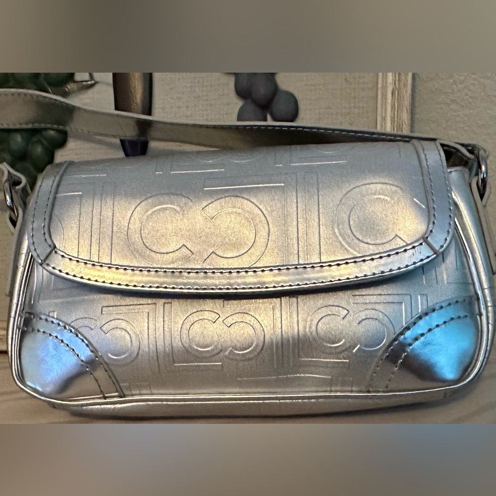 NWT Liz Claiborne bag in silver metallic. Crossbody with adjustable straps.
